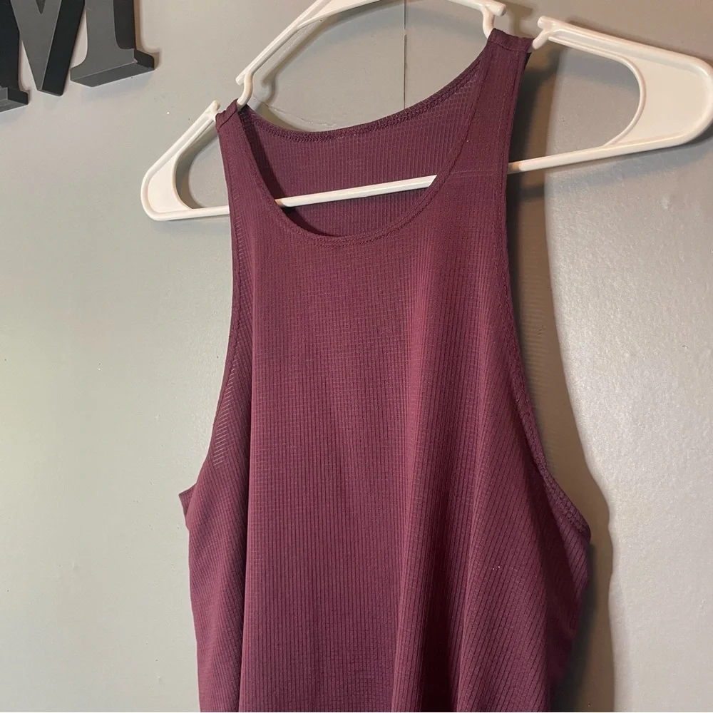 Fabletics Women's Sleeveless plum textured high neck tank top size medium